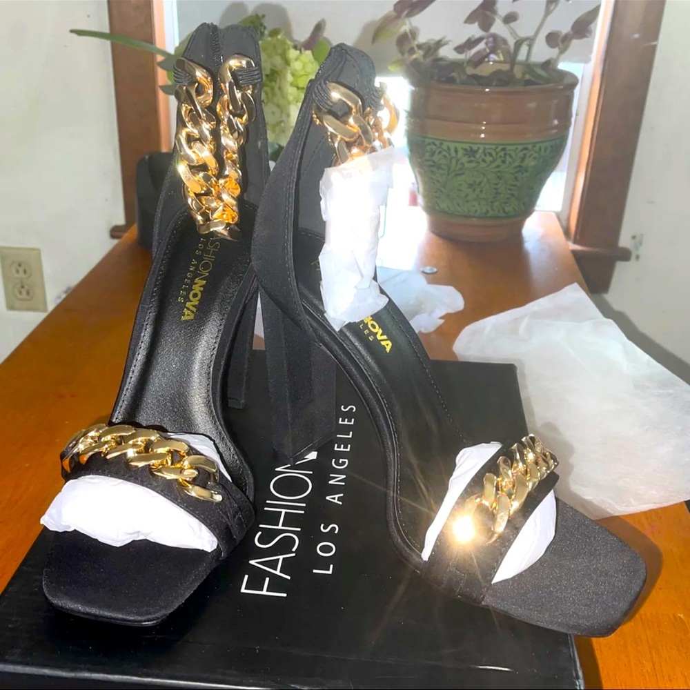 NWT Womens Size 8 Fashion Nova Heel